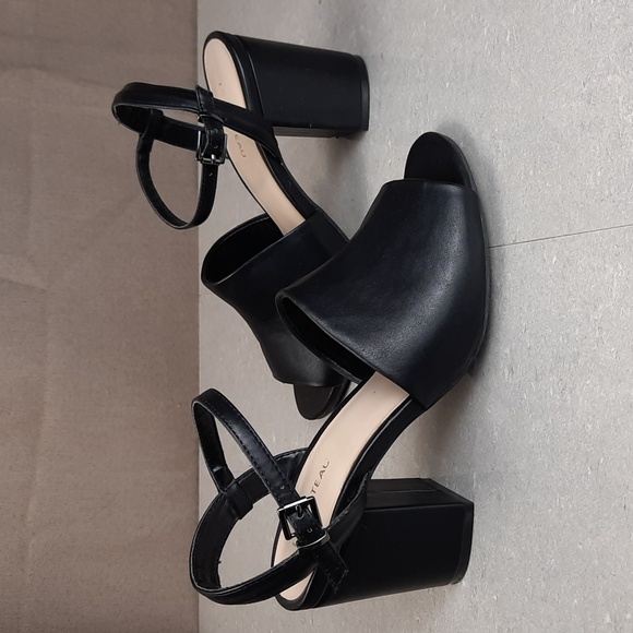 Le Chateau black chunky faux leather heeled sandal dress shoes, size 38 (7.5 US) - Picture 5 of 8